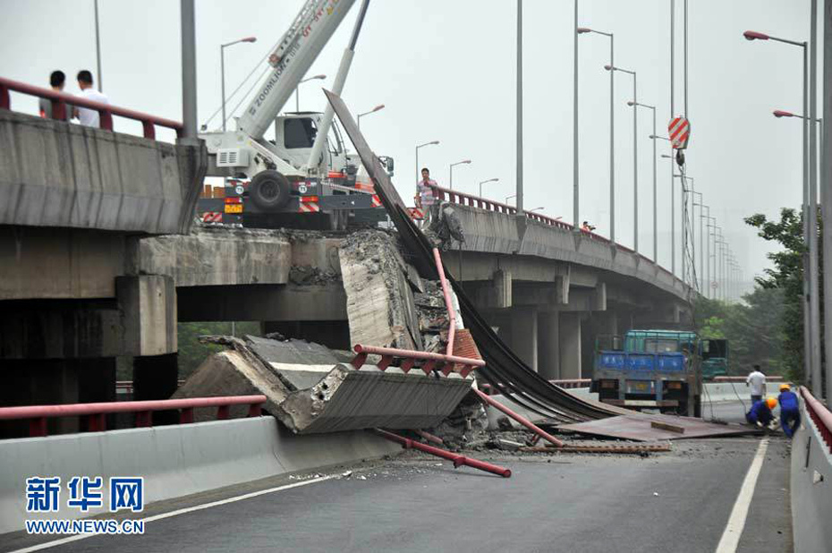 杭州钱江三桥辅桥部分桥面塌落 一重型车坠落