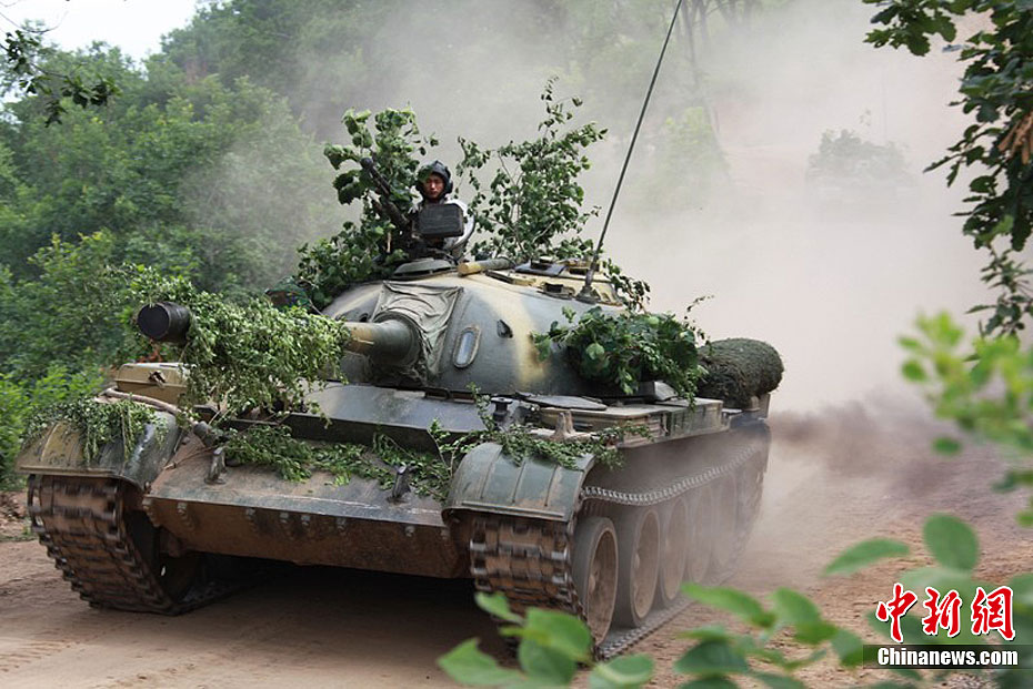 沈阳军区某装甲师开展山地战演练