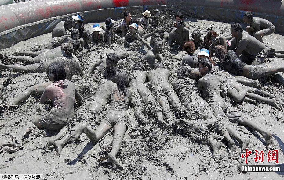 韩国保宁泥浆节开幕 民众泥浆中嬉戏 (4/4)