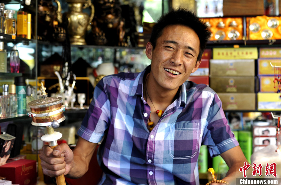 庆祝西藏和平解放60周年图刊藏地人物谱