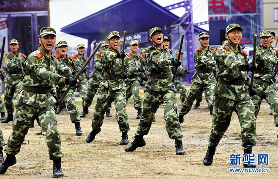 大运安保海陆处突演练举行 立体式演练场面震撼 (5/7)