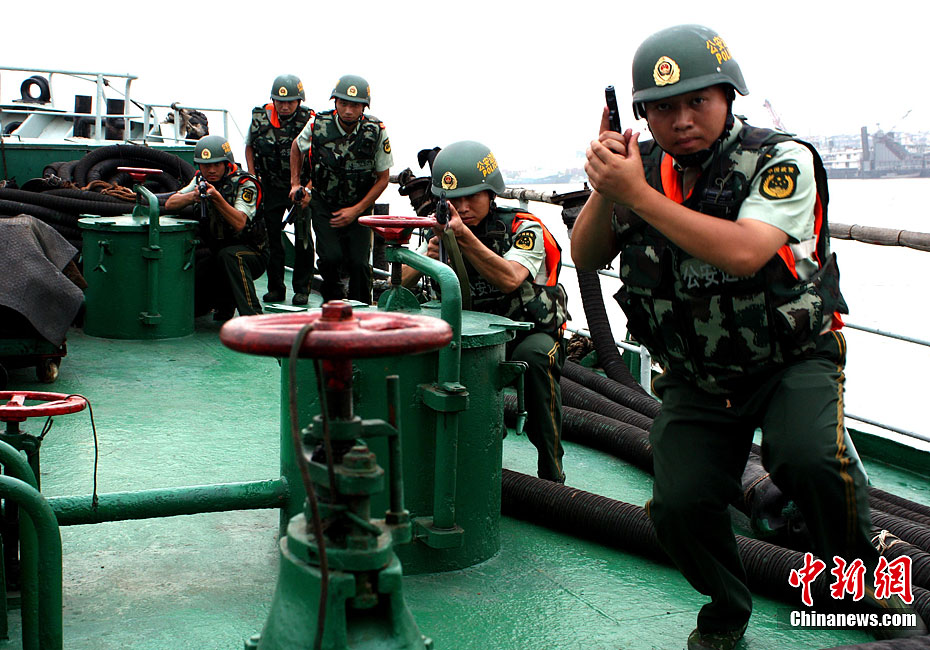 浙江海警进行反恐演练 (2/4)