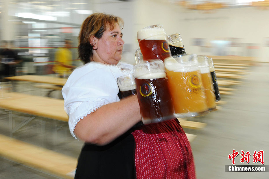 500名德国酒娘北京卖啤酒