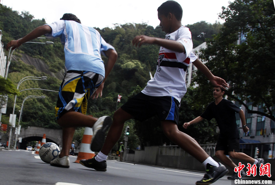 实拍巴西街头足球 (4/12)