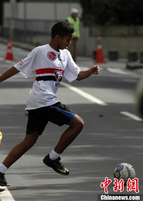 实拍巴西街头足球