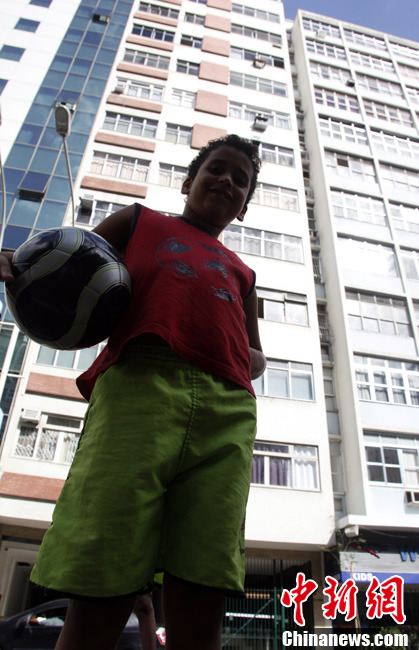 实拍巴西街头足球