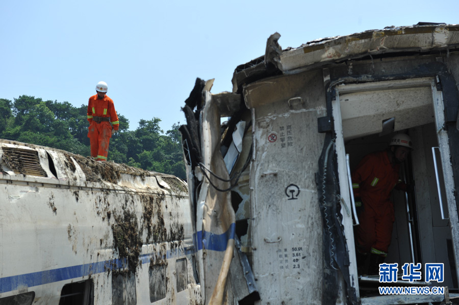 温州动车追尾事故现场清理接近尾声