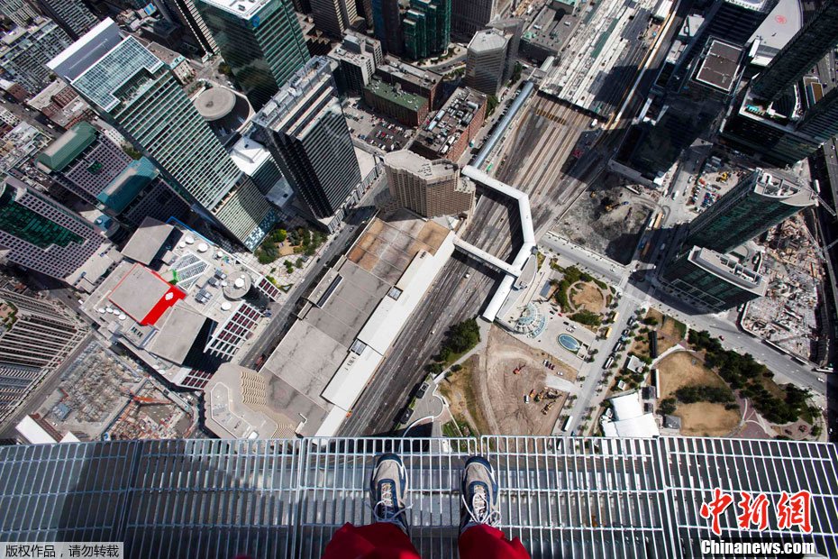 300米高空边缘极限漫步