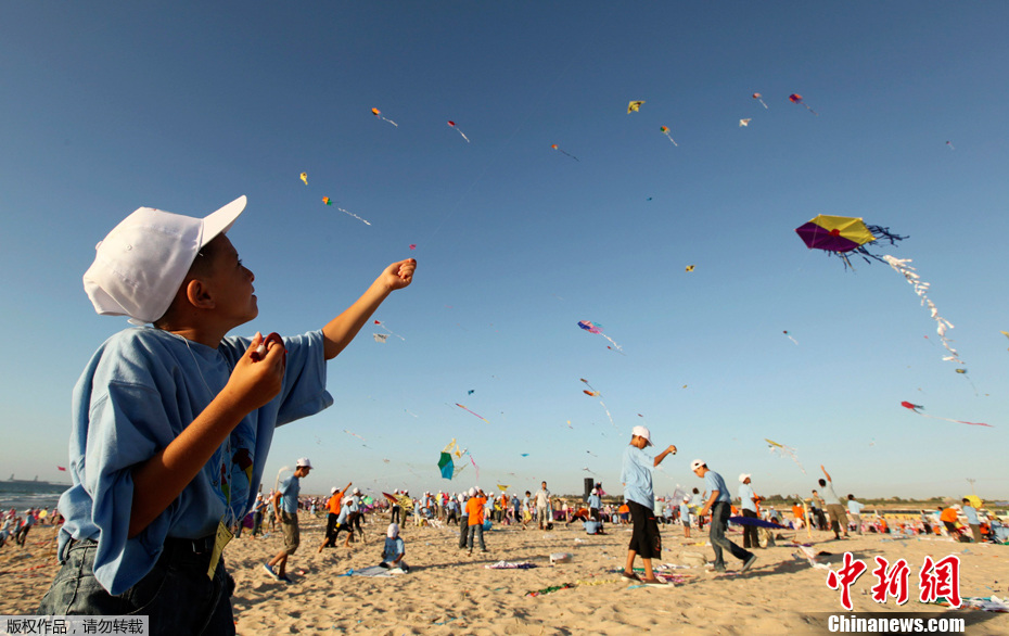 上万加沙儿童齐放风筝打破世界吉尼斯纪录