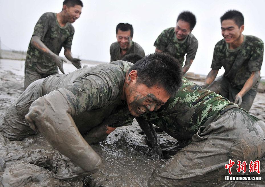 浙江台州边防官兵泥潭里健身 (11/13)