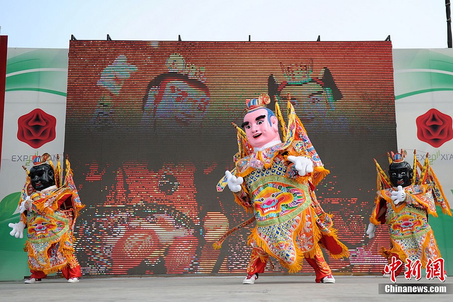 台湾"电音三太子"世园会内大秀"兔子舞"