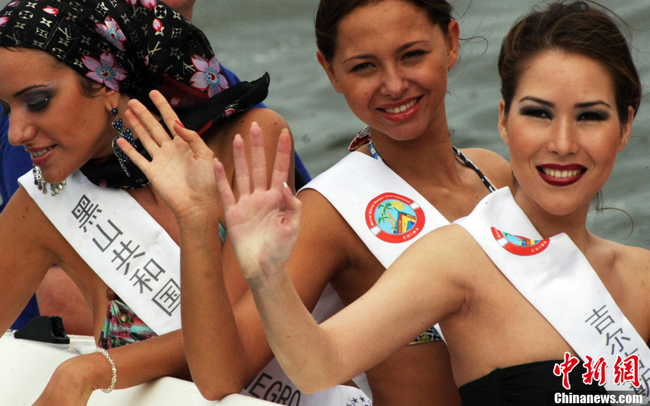世界比基尼模特大赛选手烟台海上大展风采