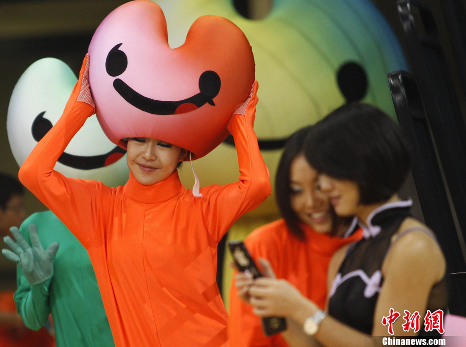 大运会吉祥物"uu"与啦啦队员赛场边"自得其乐"