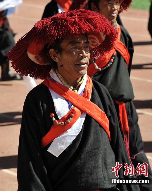 图集七彩后藏珠峰文化节开幕式上的演员们