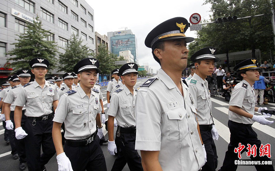 警察在韩国大邱田径世锦赛赛场外围执勤