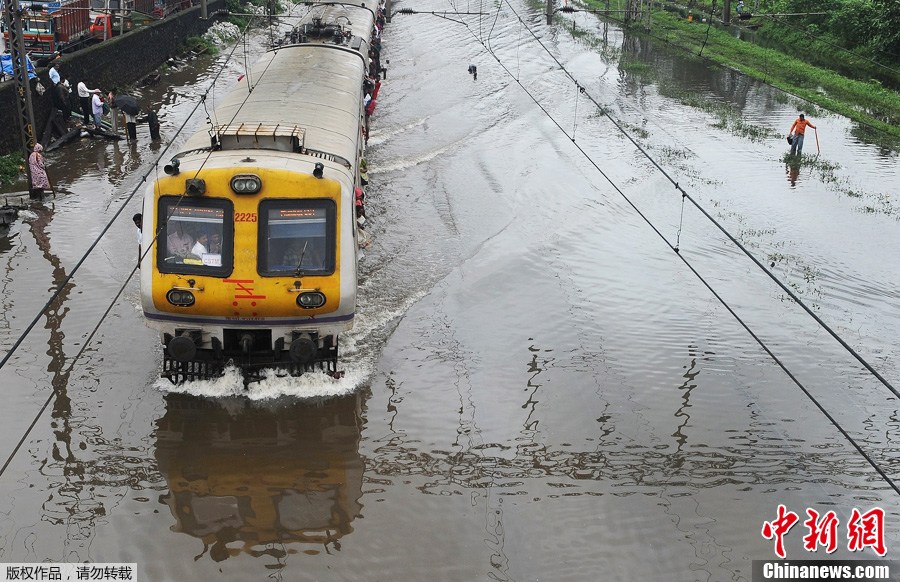 印度铁路被水淹乘客探头观水景