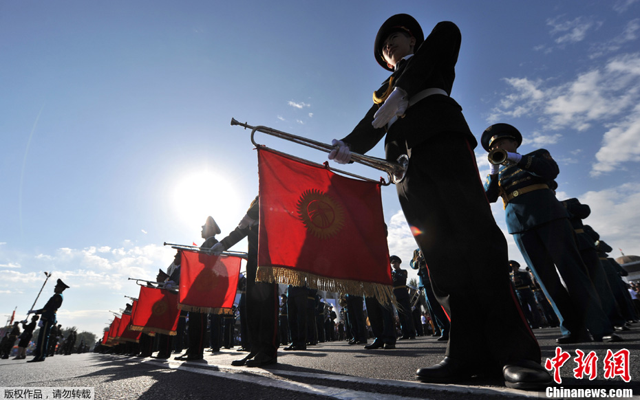 吉尔吉斯斯坦举行独立日阅兵庆典