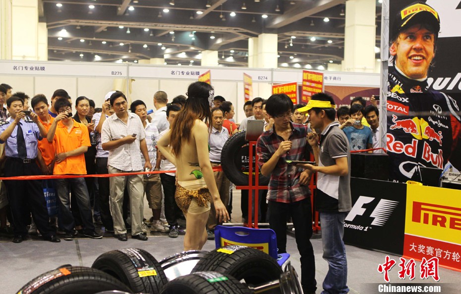 半裸模特彩绘现身郑州车展