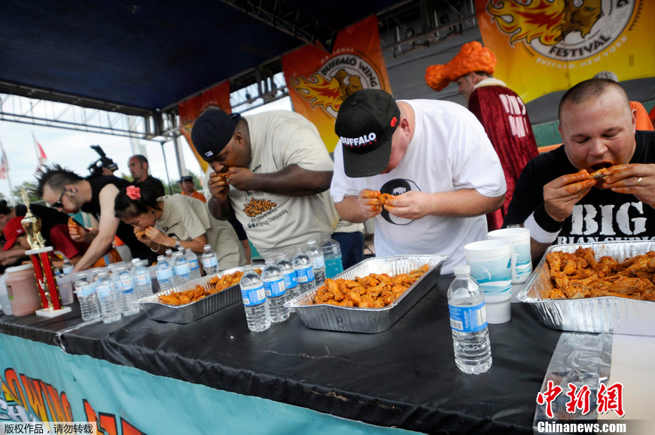美国举行吃鸡翅大赛 "女大胃王"成功卫冕