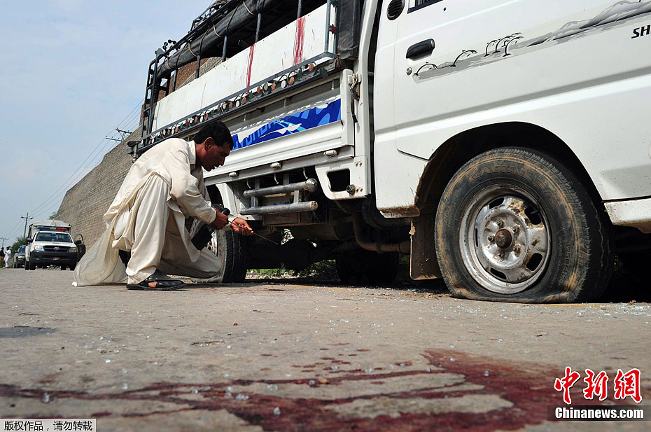 巴基斯坦一校车遭枪击 造成多人死伤