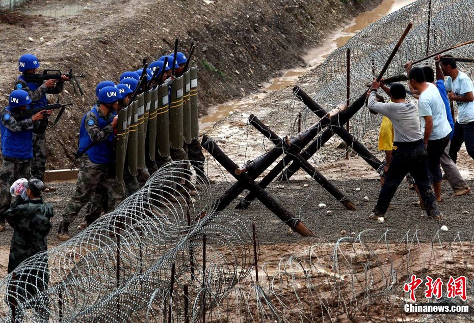 解放军举行"蓝盔行动--2011"演练活动 (16/41)