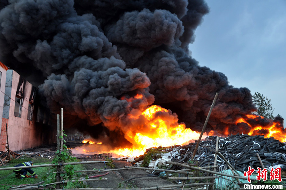 泰州一工厂露天泡沫塑料着火 浓烟漫天
