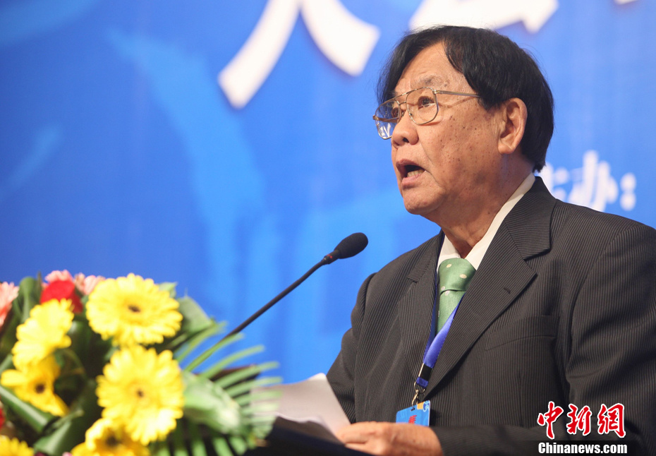 张晓卿在第六届世界华文传媒论坛上作大会发言