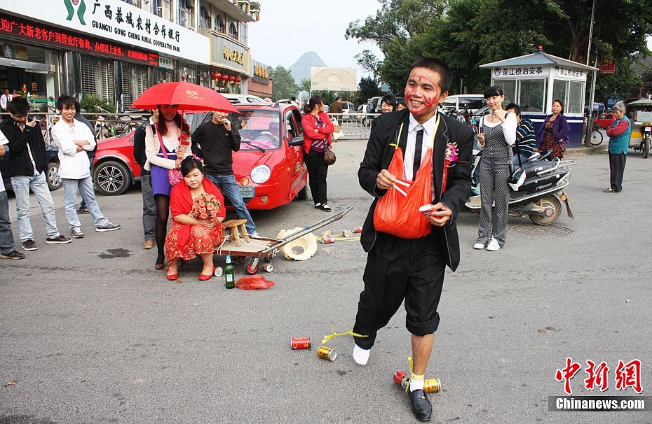 桂林新人街头个性闹婚
