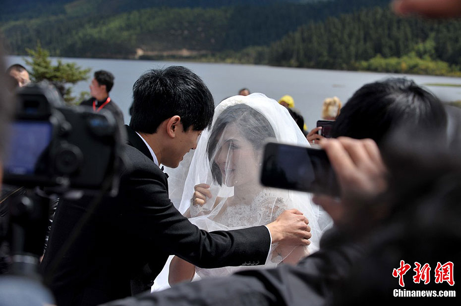 谢娜张杰婚礼现场直击:谢娜感动落泪