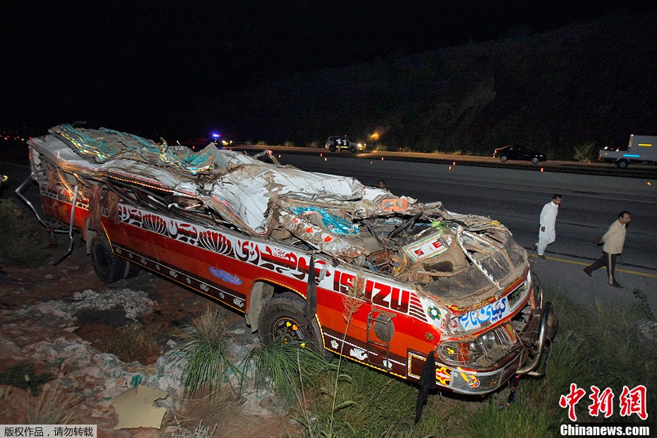 巴基斯坦一校车坠入山谷 至少30人丧生 (4/4)