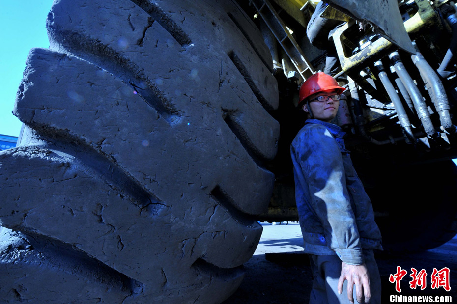 世界巨无霸载重车在中国露天煤矿成军