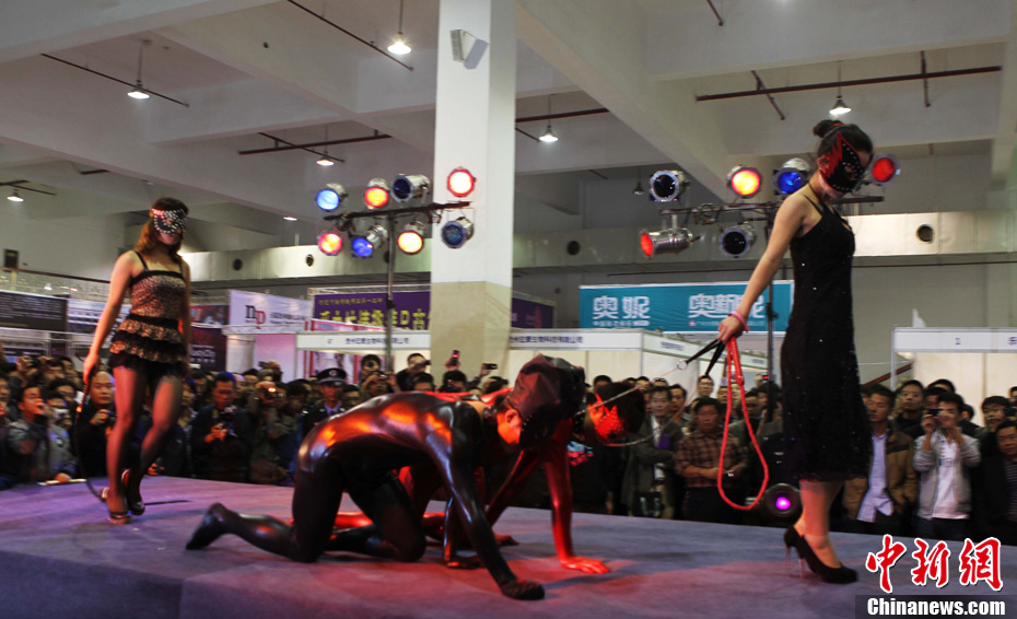 中原性文化节上演大尺度表演