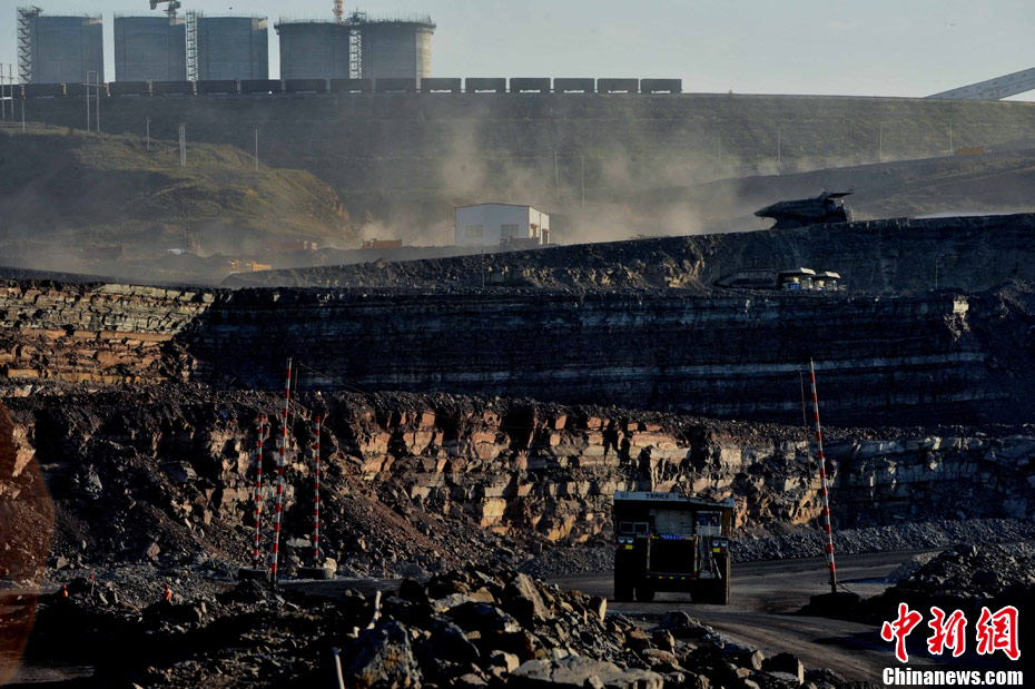 探访中国最大露天煤矿内蒙古哈尔乌素