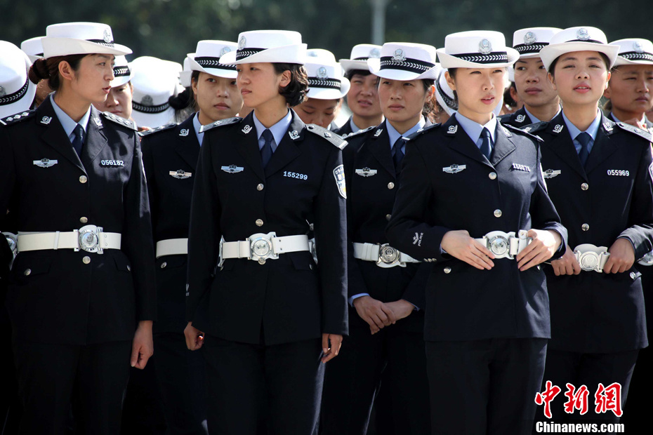 飒爽女警练兵忙