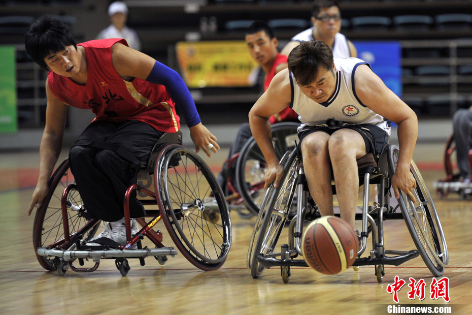 10月17日,在杭州电子科技大学赛区举行的第八届全国残疾人运动会轮椅