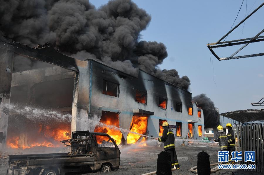 浙江苍南一处厂房起火