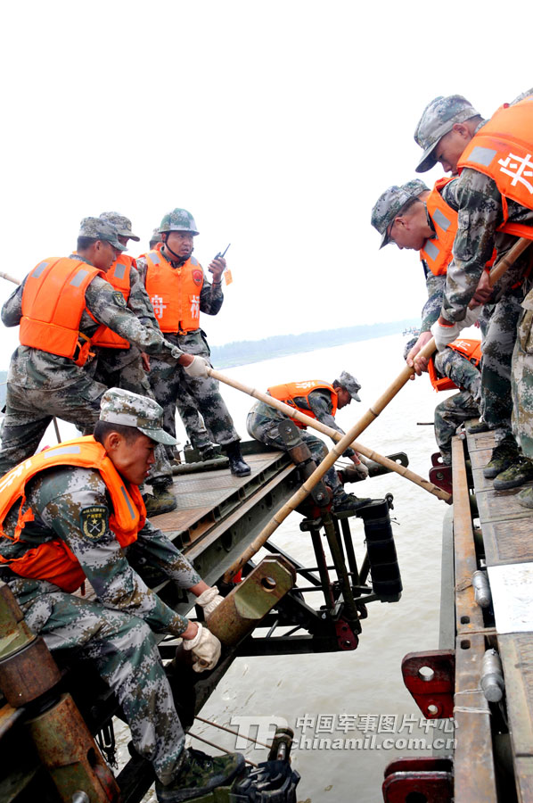 22分钟 600米长50吨重浮桥横跨长江