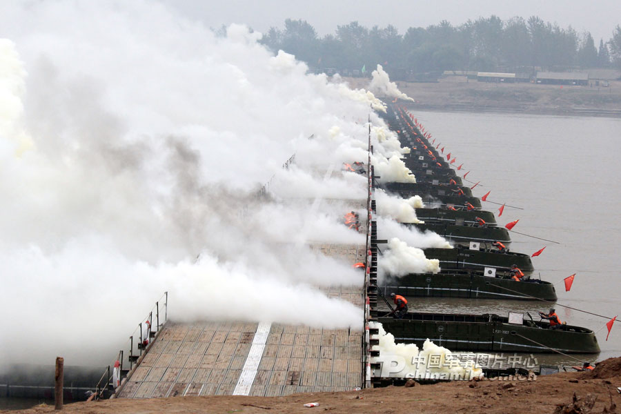 22分钟 600米长50吨重浮桥横跨长江