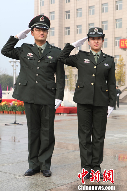 图为:07式预备役军服.