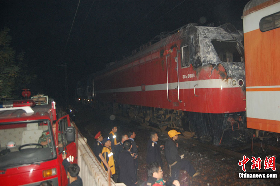 京广铁路k919次列车车头起火