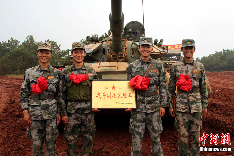 成都军区某装甲旅实战训练掠影
