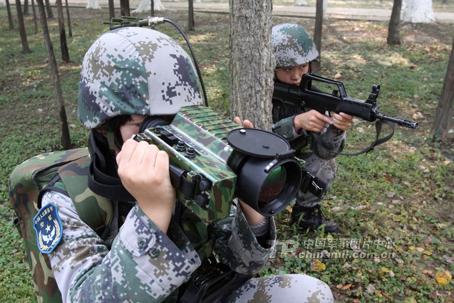 空降兵女子侦察引导队首次亮相演习 (1/11)