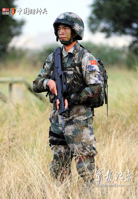 图说中国特种兵卧倒拔枪射击058秒