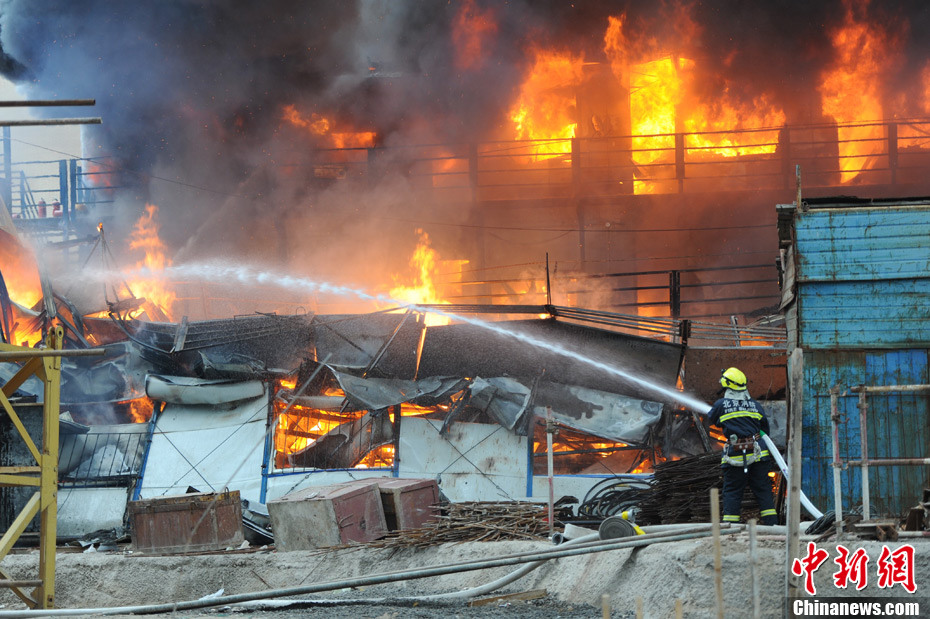 北京朝阳区一建筑工地突发大火15