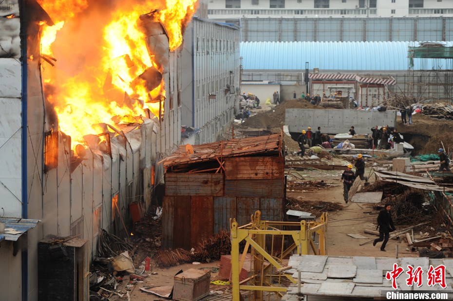 北京朝阳区一建筑工地突发大火35