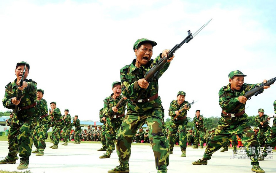 老年女民兵练拼刺刀