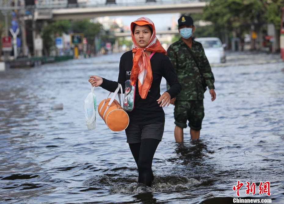 洪水中的曼谷人表情
