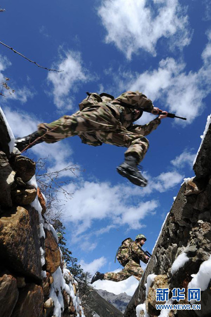 甘孜武警进行高原拉练