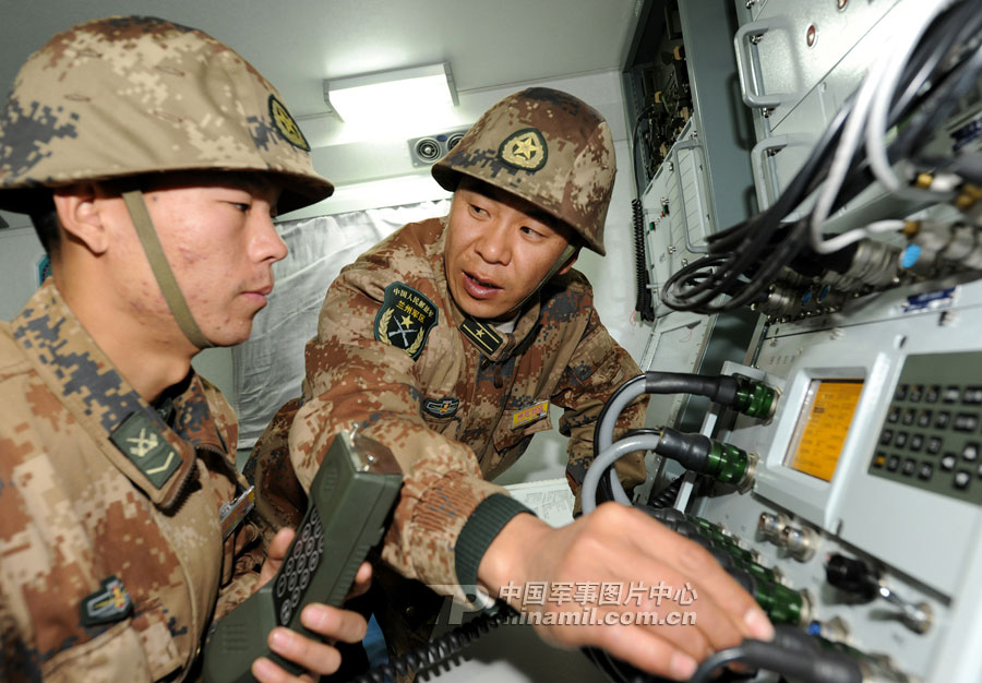 兰州军区首支远程火箭炮部队首次实弹射击