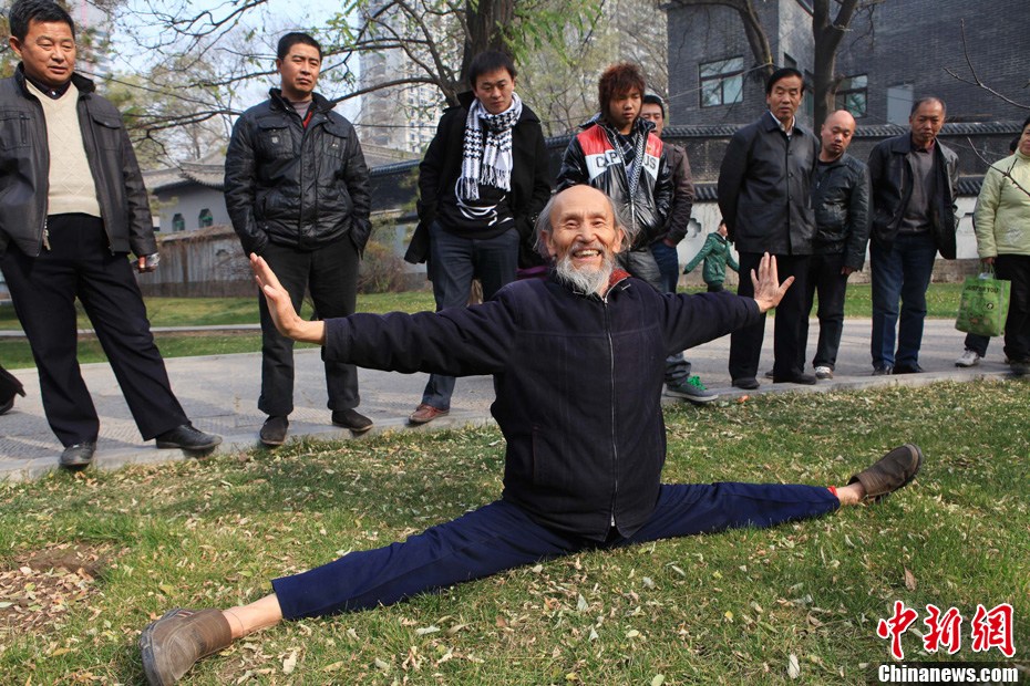 山西七旬老翁轻松劈叉令人称奇 (1/7)